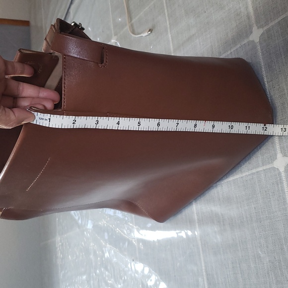 Everlane The Form Shoulder Bag - Picture 9 of 16